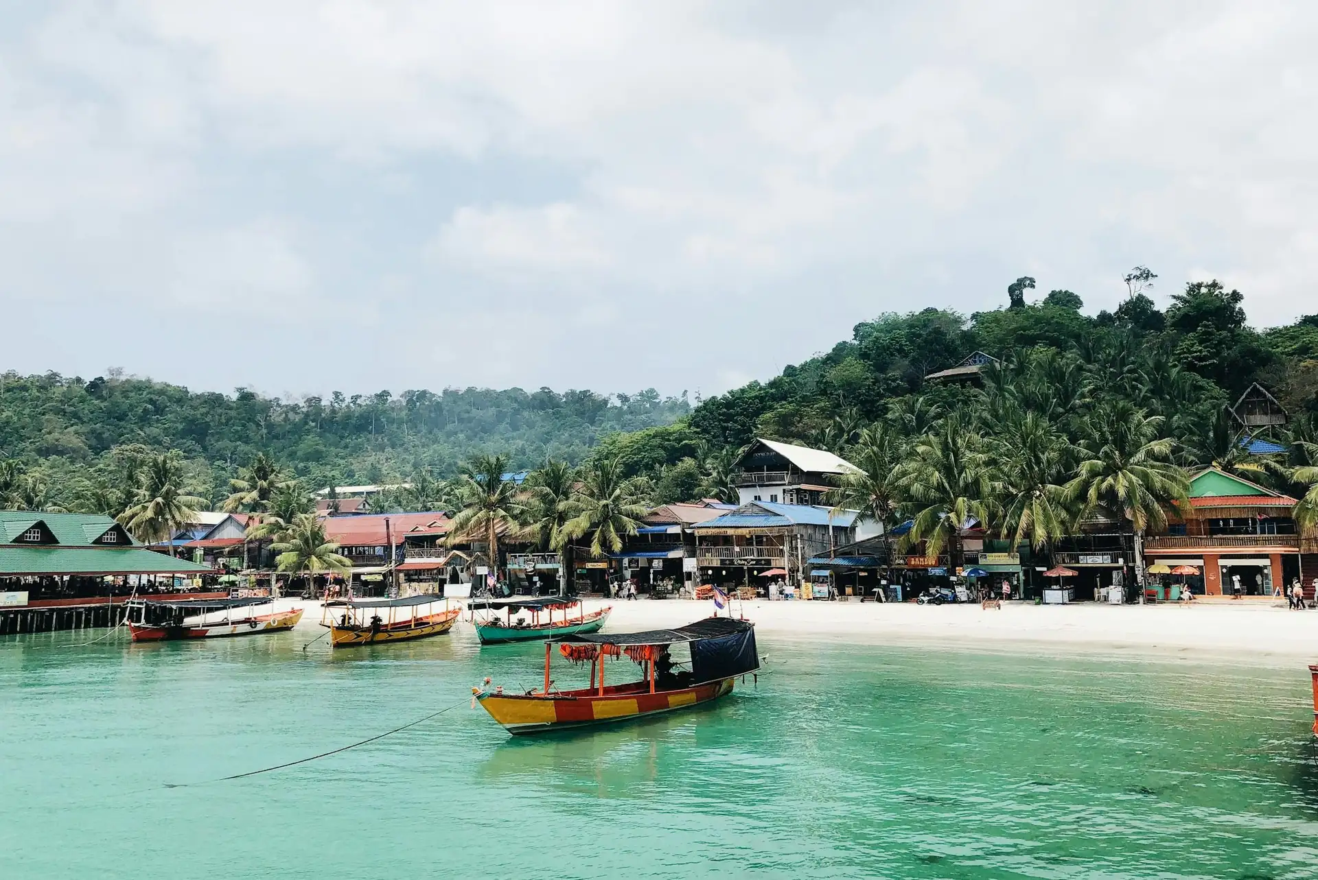 Voyage au Cambodge : Plage et bateaux cambodgiens