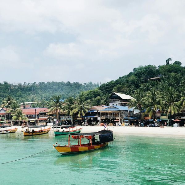 Voyage au Cambodge : Plage et bateaux cambodgiens