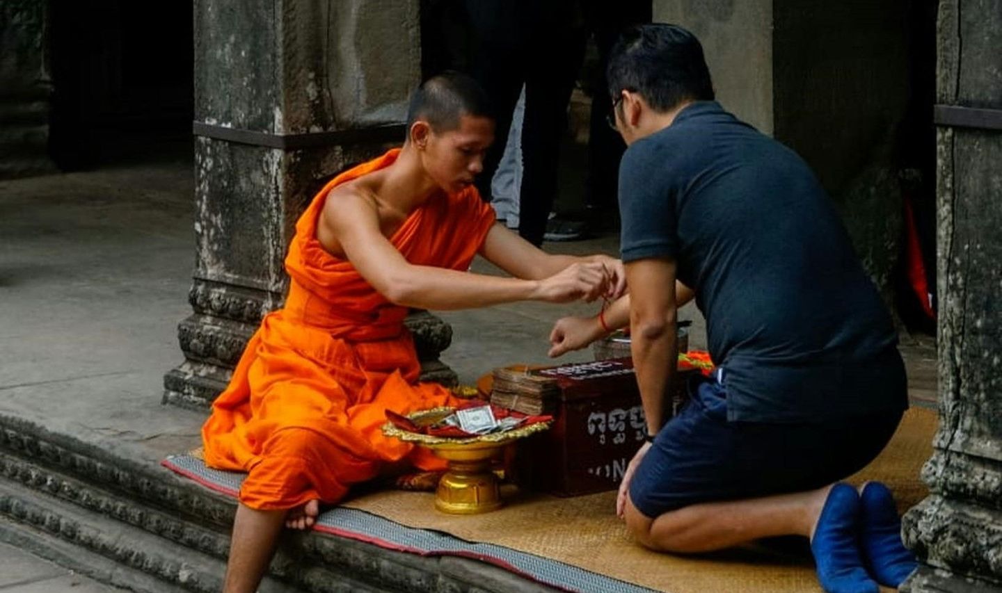 Voyage au Cambodge : Bouddhisme dans un temple avec un touriste