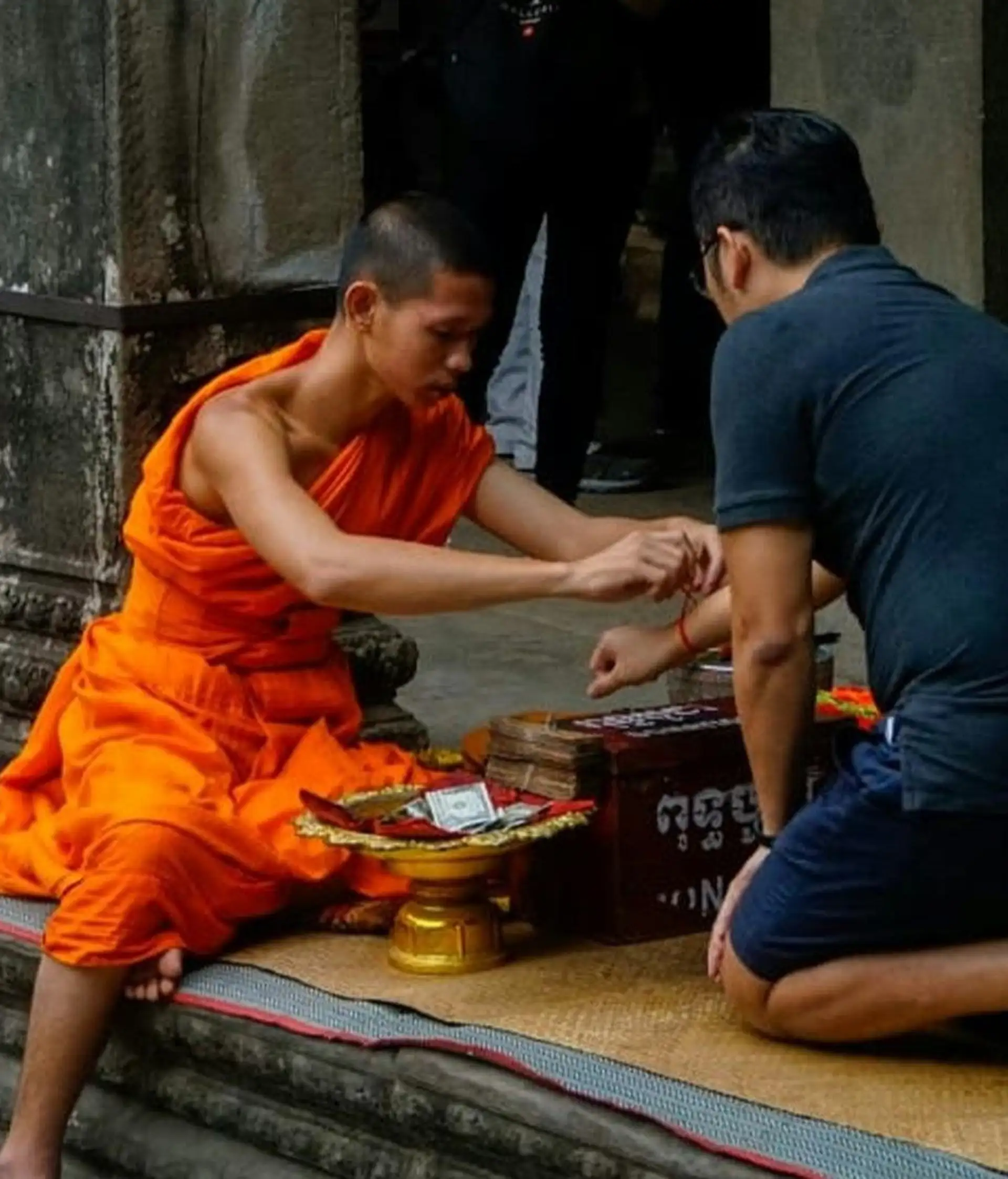 Voyage au Cambodge : Bouddhisme dans un temple avec un touriste
