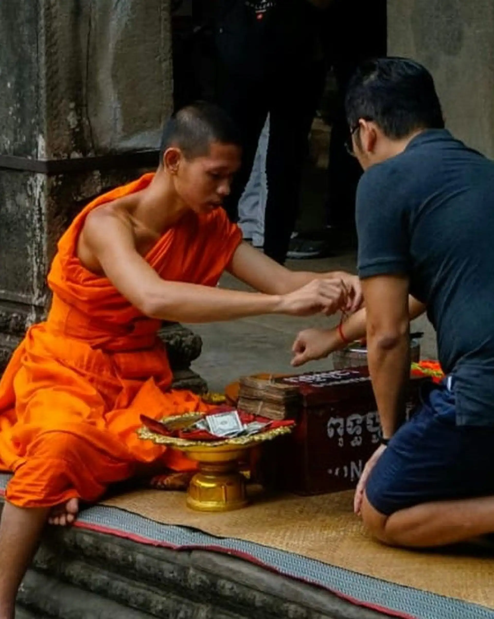 Voyage au Cambodge : Bouddhisme dans un temple avec un touriste