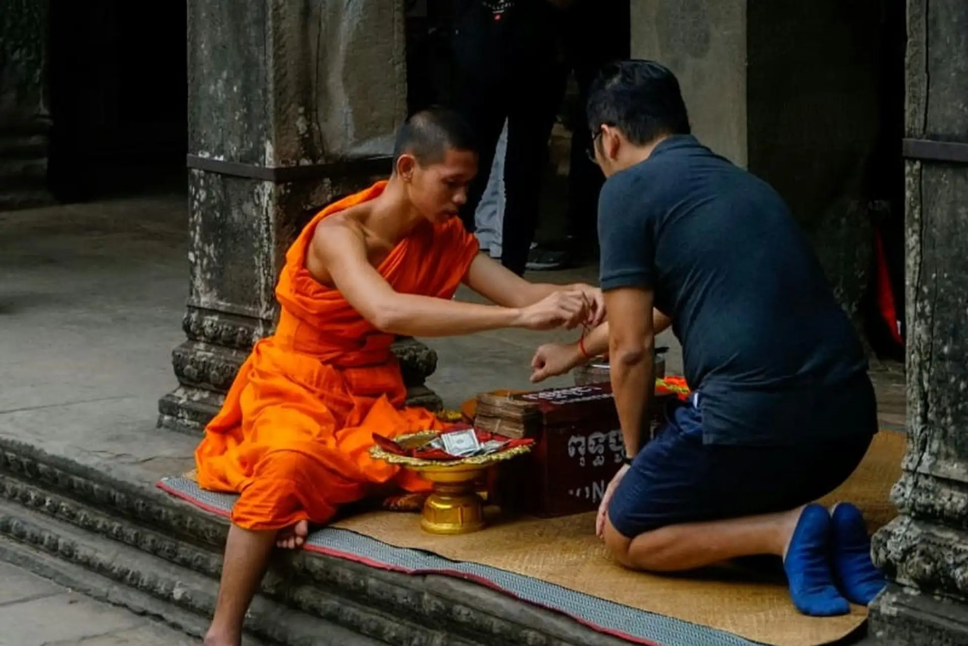 Voyage au Cambodge : Bouddhisme dans un temple avec un touriste