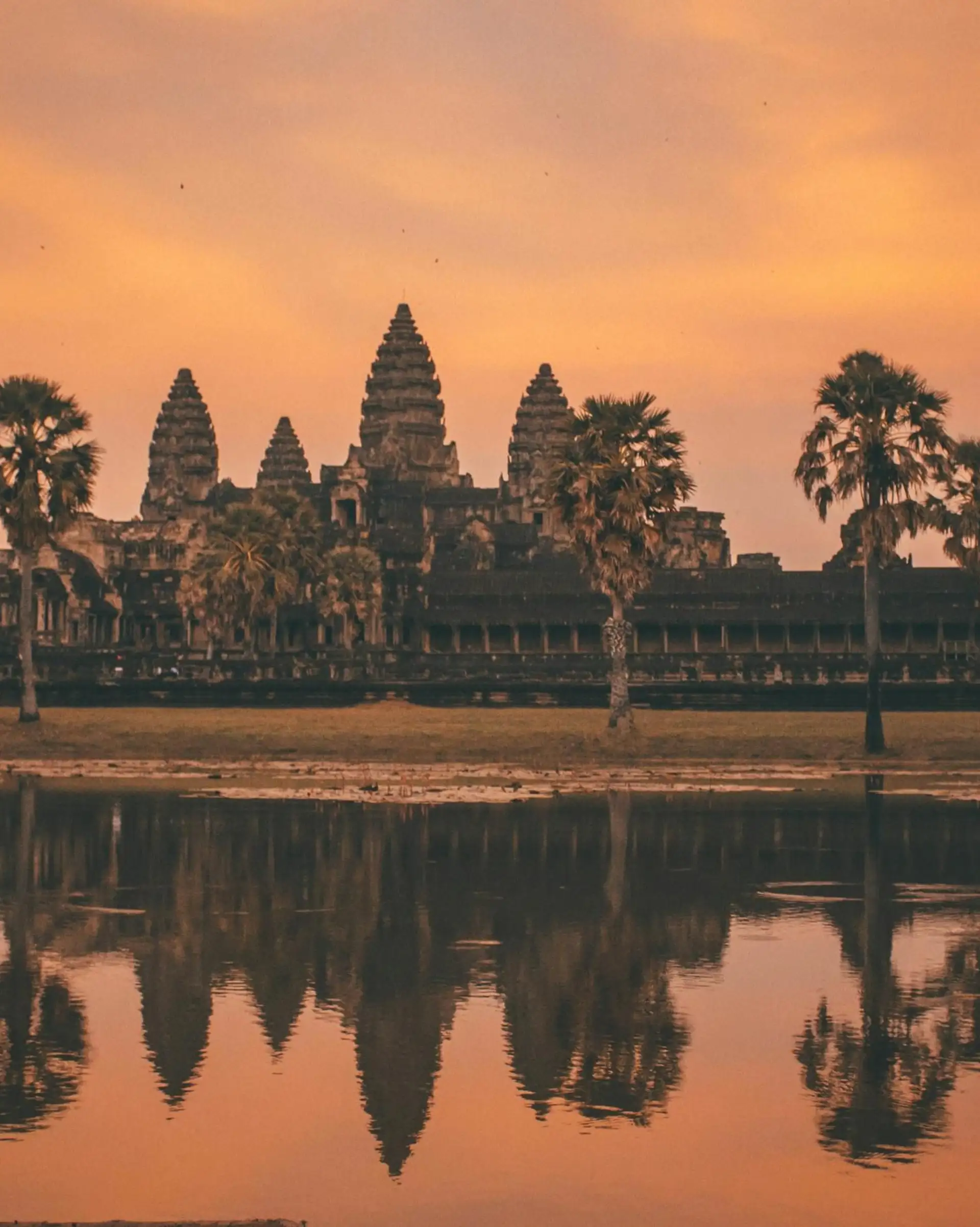 Voyage au Cambodge : Coucher de soleil devant le temple d'Angkor