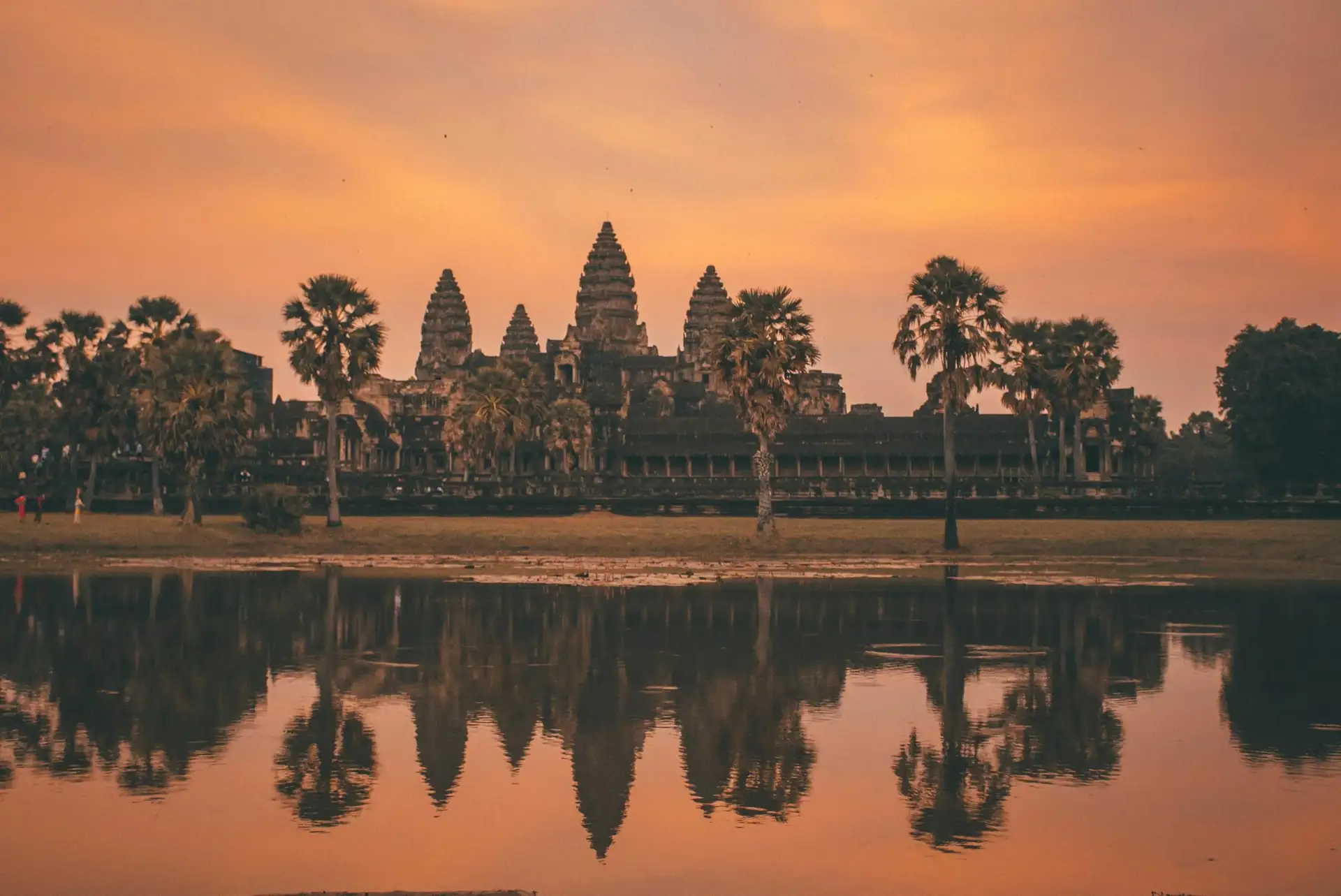 Voyage au Cambodge : Coucher de soleil devant le temple d'Angkor