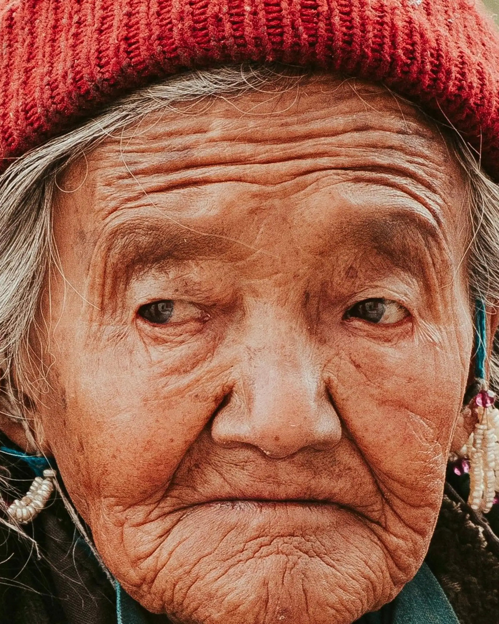 Voyage en Inde, Ladakh : Vieille femme au bonnet rouge