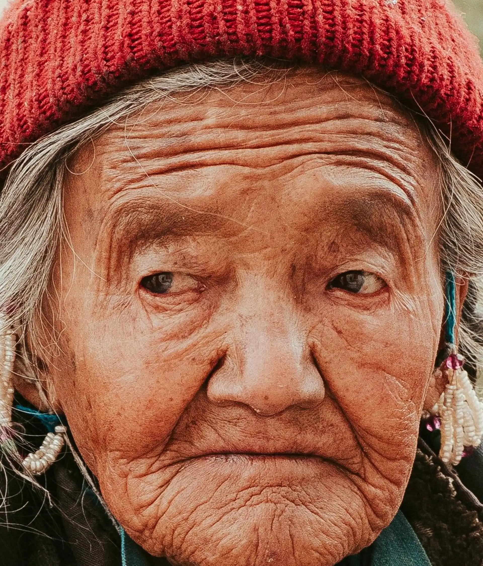 Voyage en Inde, Ladakh : Vieille femme au bonnet rouge