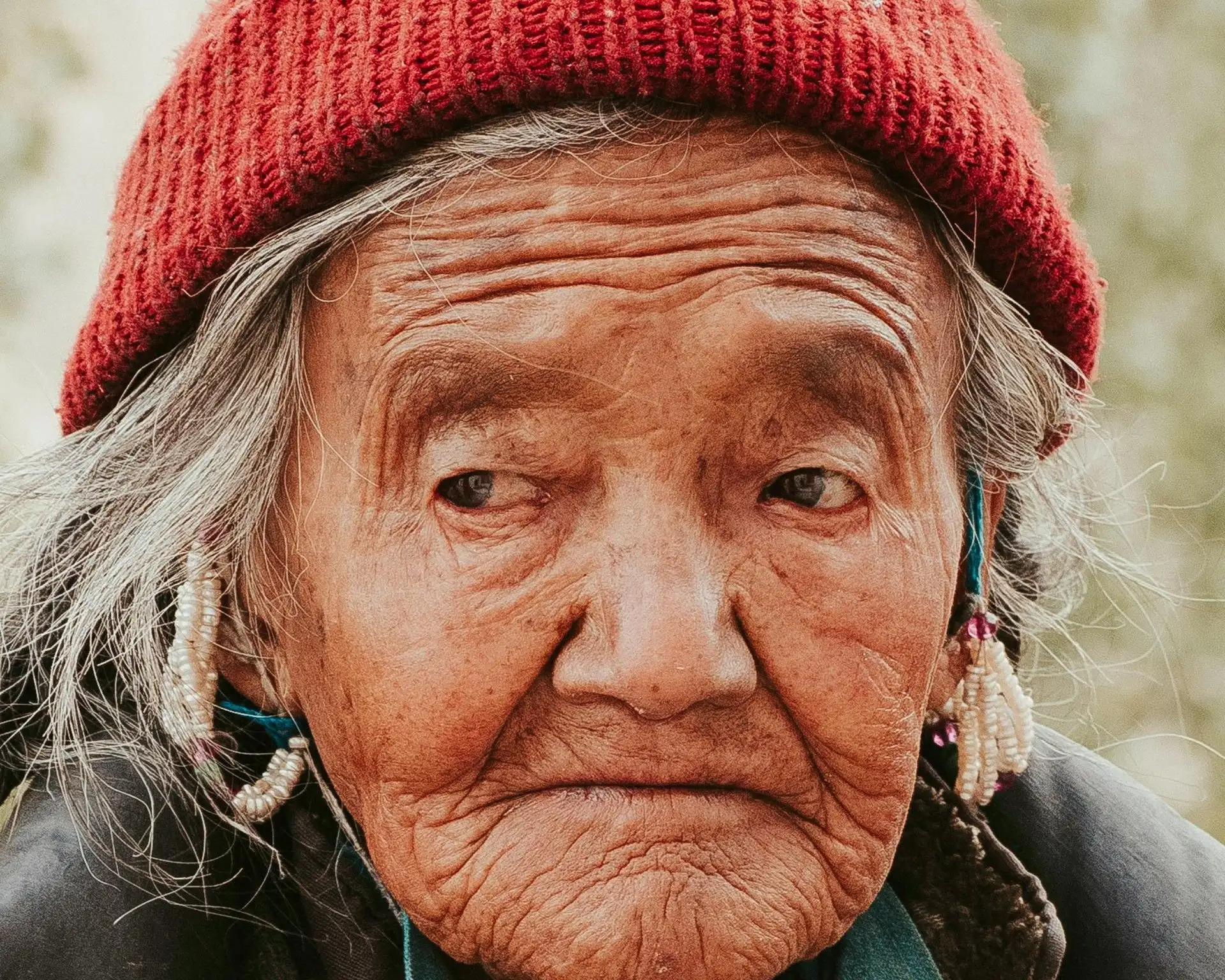 Voyage en Inde, Ladakh : Vieille femme au bonnet rouge