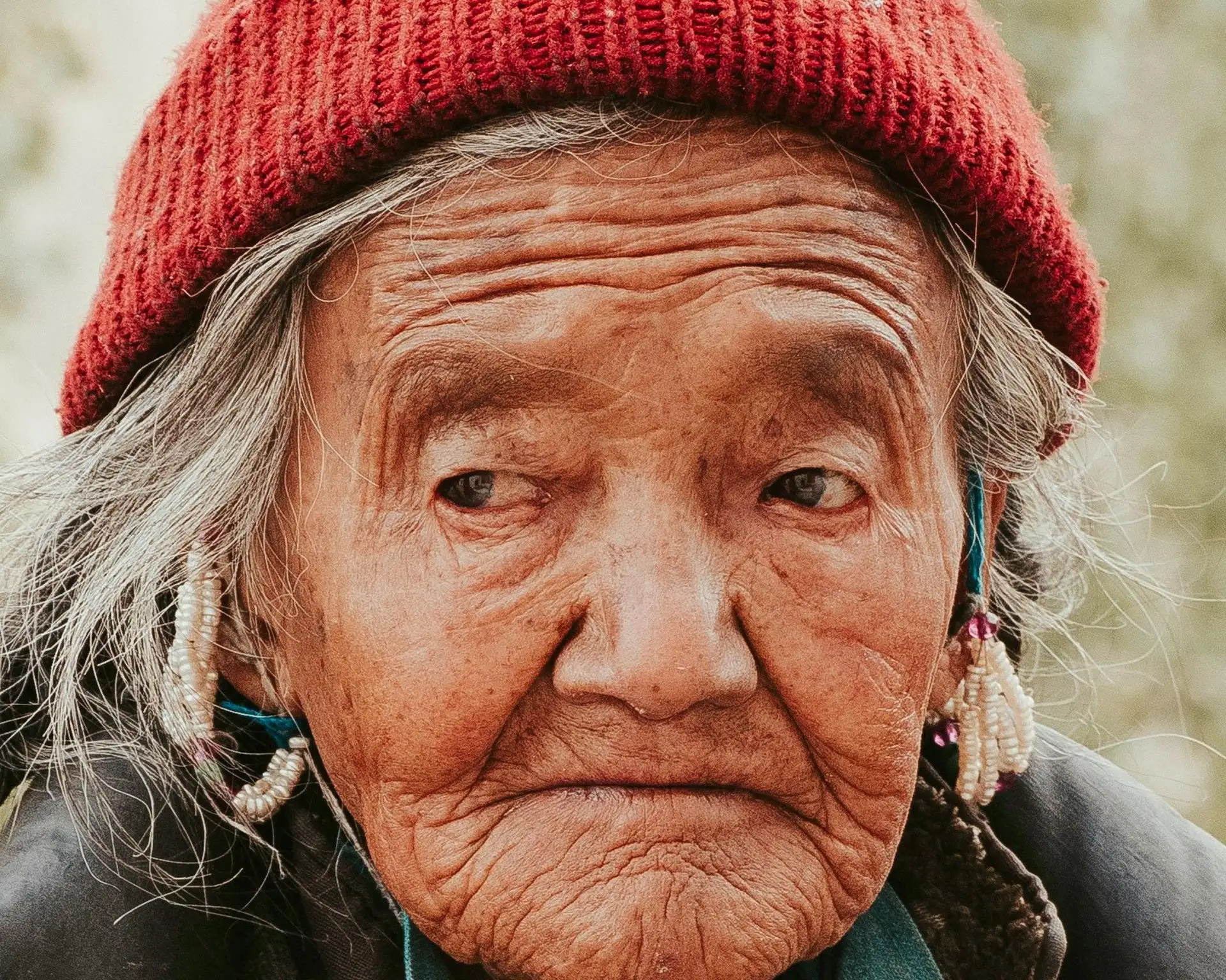 Voyage en Inde, Ladakh : Vieille femme au bonnet rouge
