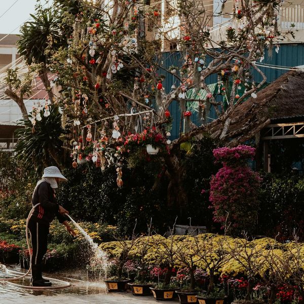 Voyage au Cambodge : Les gens de Phnom Penh sous la pluie