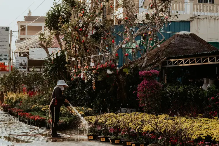 Voyage au Cambodge : Les gens de Phnom Penh sous la pluie