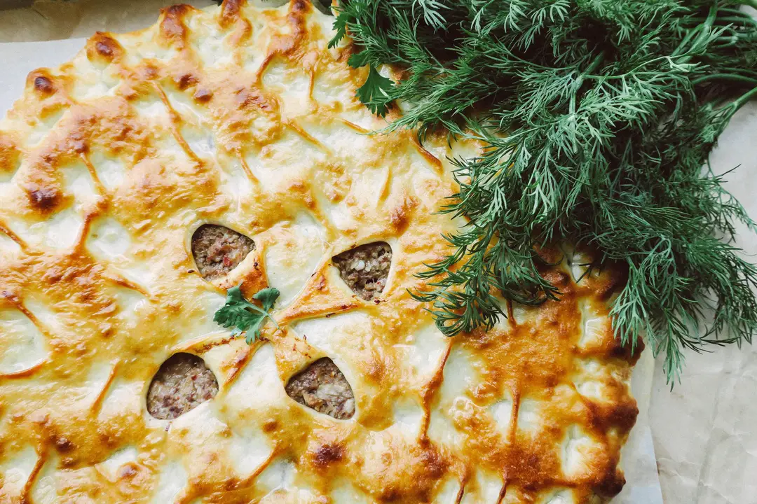 Tourtière québécoise servie lors d'un repas de fête