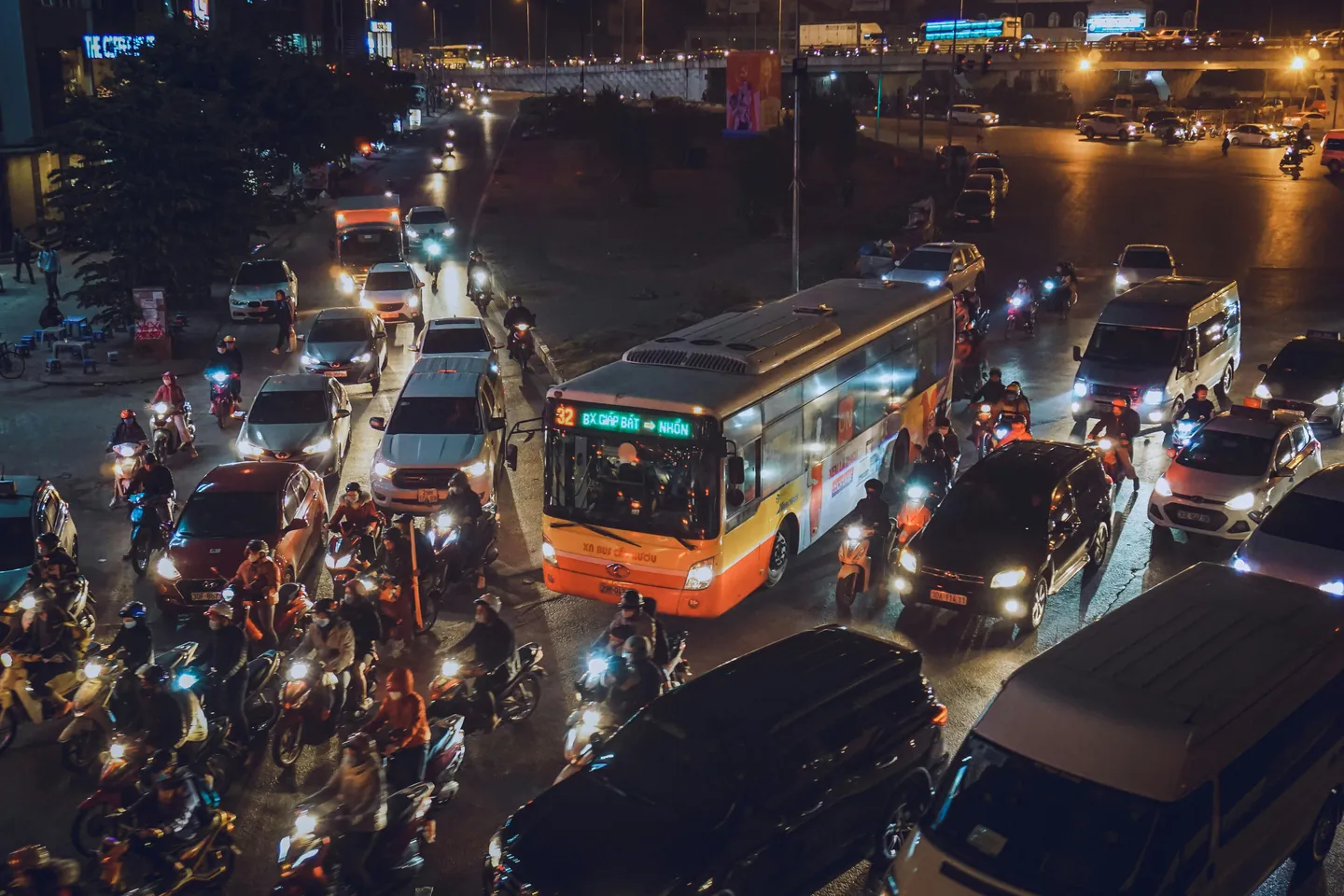 Voyage au Vietnam — circulation de scooters dans les grandes villes comme Hanoï ou Ho Chi Minh-Ville, mobilité locale typique