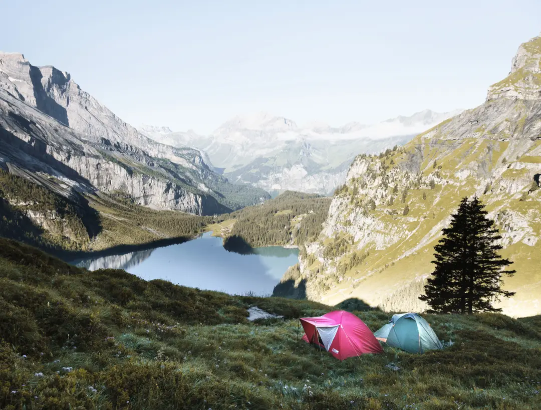 Camping dans les Rocheuses canadiennes lors d’un road trip