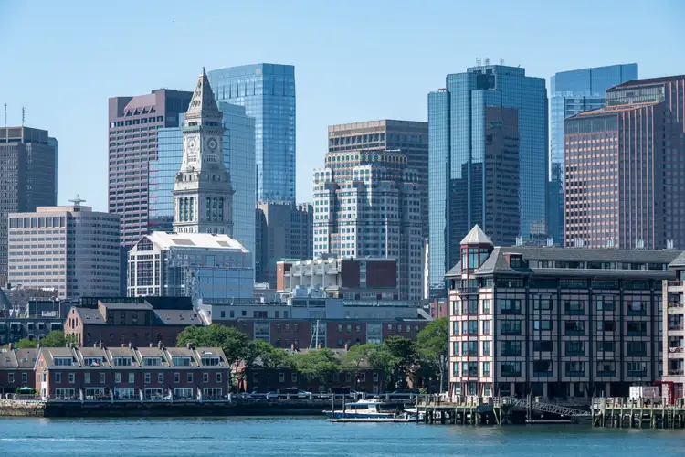 Panorama urbain des gratte-ciel du front de mer de Boston avec l'emblématique tour de la Custom House sous un ciel bleu dégagé