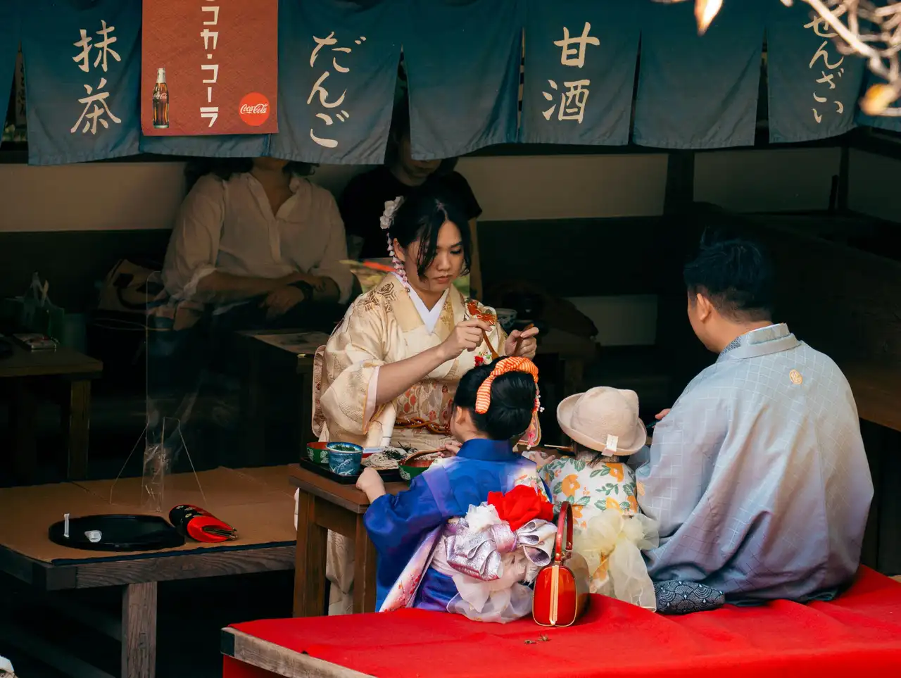 Voyage en famille au Japon – Famille partageant un repas dans un restaurant traditionnel japonais.