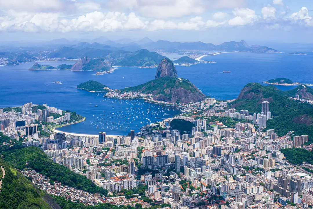 Pain de Sucre au-dessus de la baie de Botafogo, à Rio de Janeiro, avec la végétation tropicale et l’océan Atlantique.