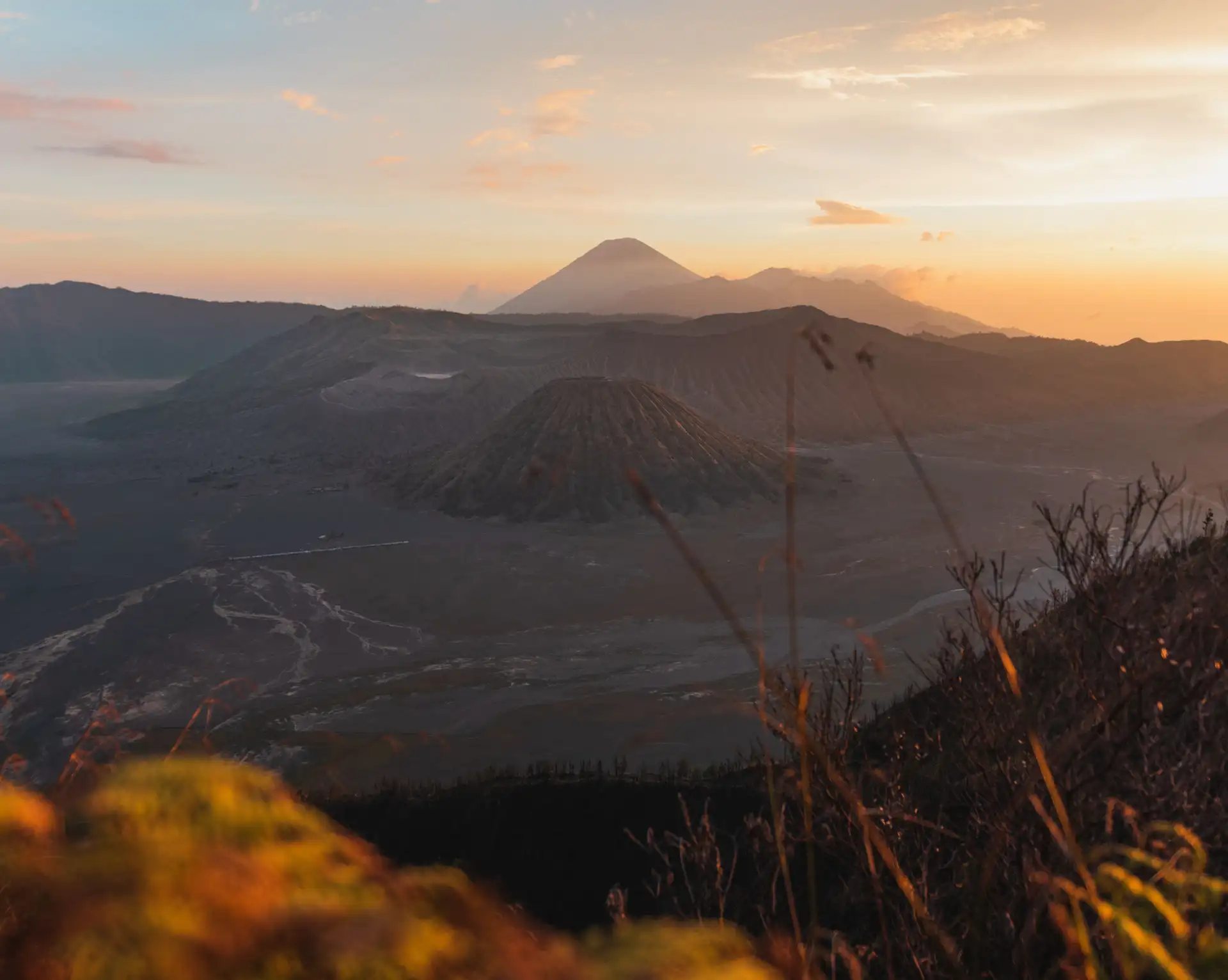 Voyage en Indonésie – Lever de soleil spectaculaire sur le mont Bromo et la caldeira de Java Est pour un guide comparatif Java vs Bali.