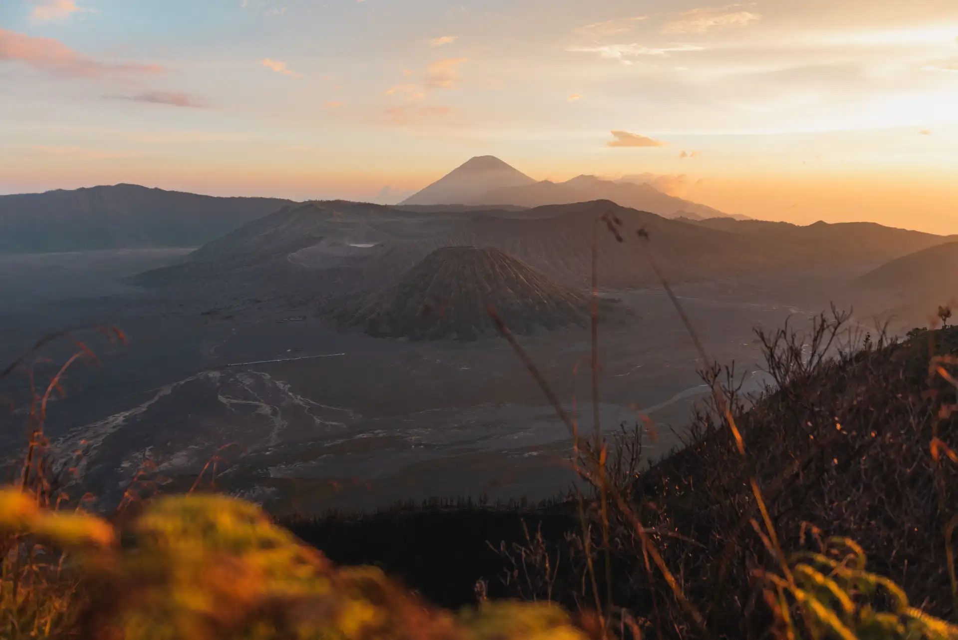 Voyage en Indonésie – Lever de soleil spectaculaire sur le mont Bromo et la caldeira de Java Est pour un guide comparatif Java vs Bali.