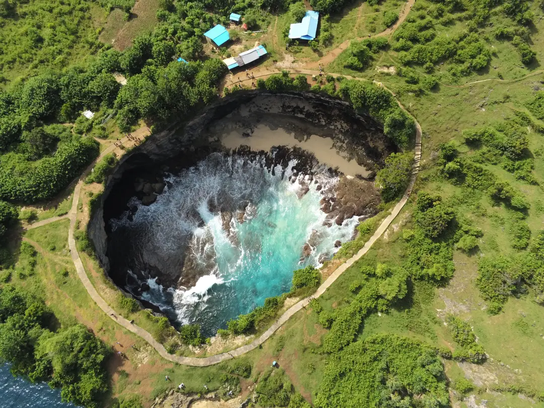 Bali hors des sentiers battus – Vue aérienne du gouffre naturel et de la crique turquoise de Broken Beach à Nusa Penida.