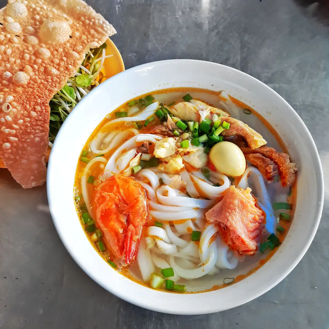 Soupe de nouilles proposée sur un marché au Cambodge