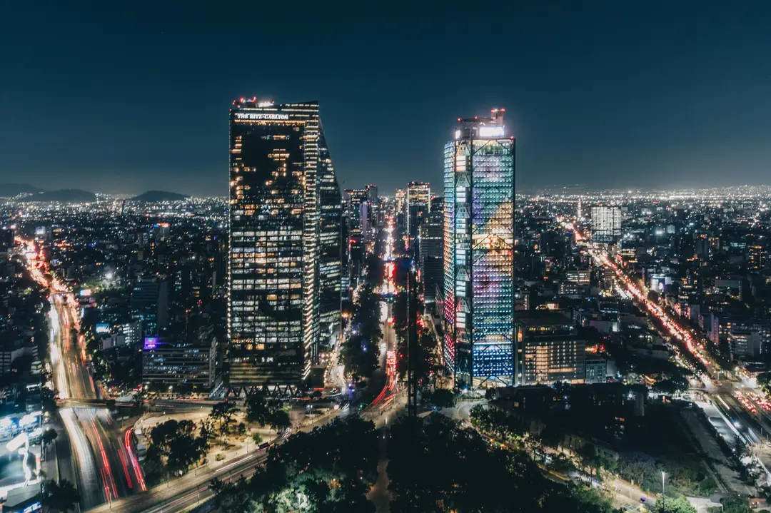 Vue aérienne de Mexico illuminée la nuit