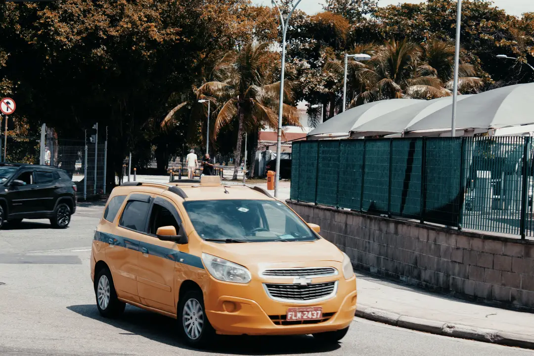 Taxi circulant dans une rue au Brésil.