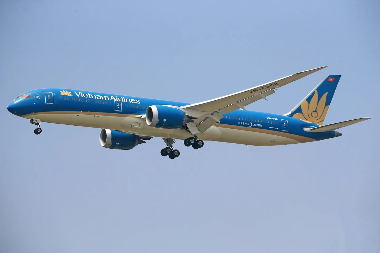 Voyage en Asie — avion Vietnam Airlines en vol intérieur pour relier le nord et le sud du Vietnam rapidement