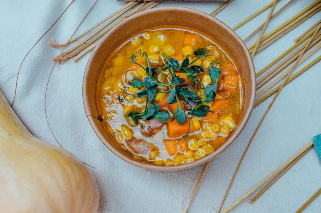 Bol de locro, ragoût traditionnel à base de maïs et de légumes