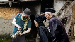 Un photographe échange avec deux femmes d'une ethnie minoritaire dans un village reculé du Nord Vietnam.