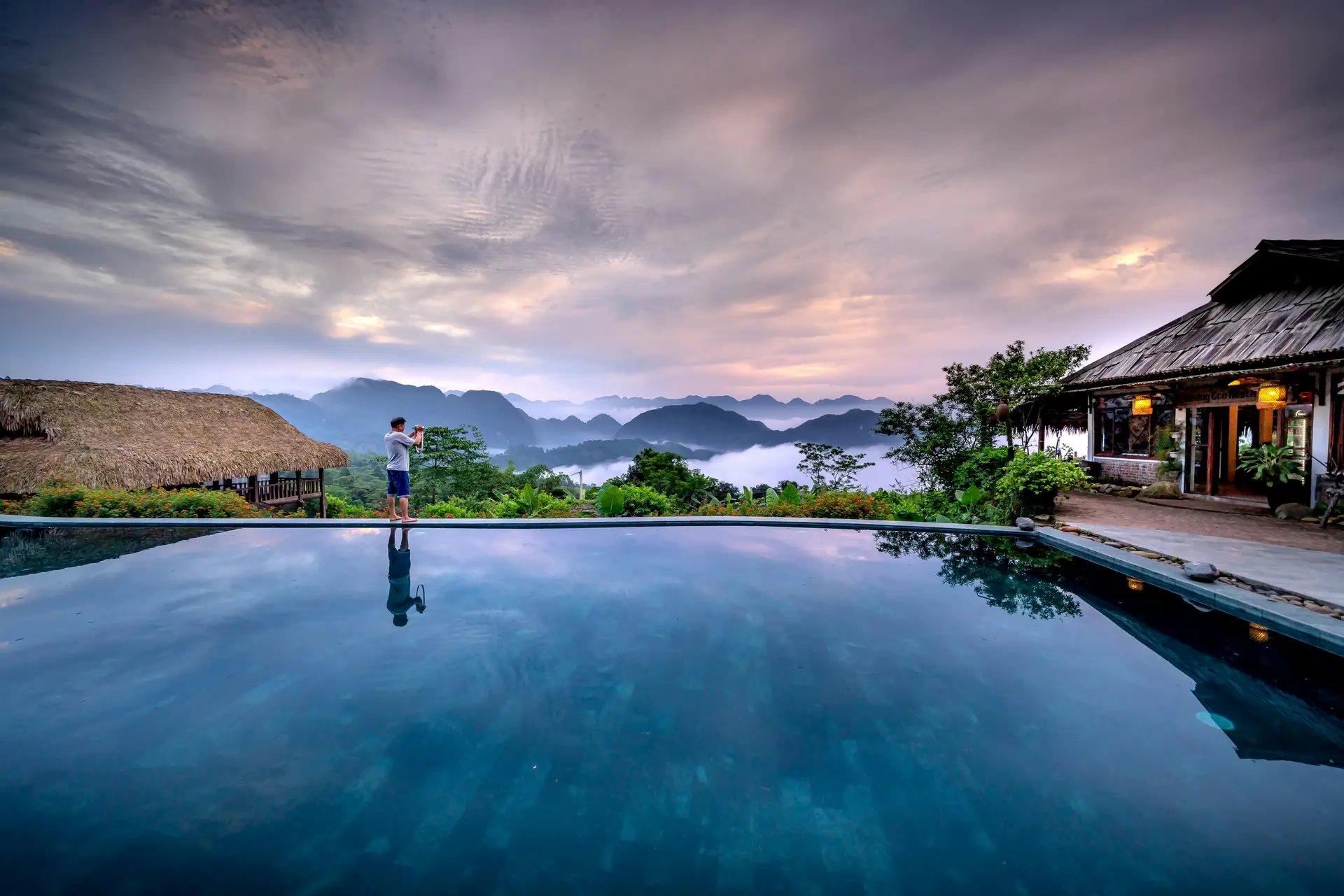 Maison traditionnelle sur pilotis en bois dans une région montagneuse du Nord du Vietnam