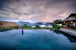 Maison traditionnelle sur pilotis en bois dans une région montagneuse du Nord du Vietnam