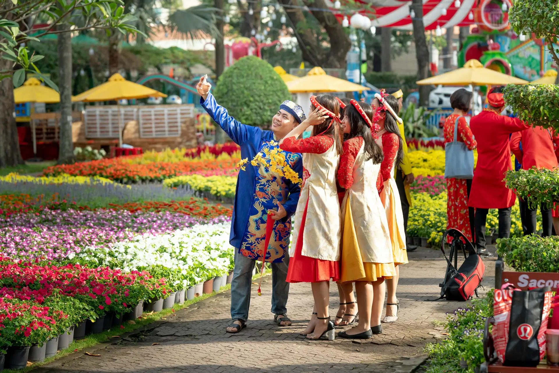 Groupe de locaux portant un palanquin orné lors d'une procession de festival traditionnel dans un village du Vietnam.