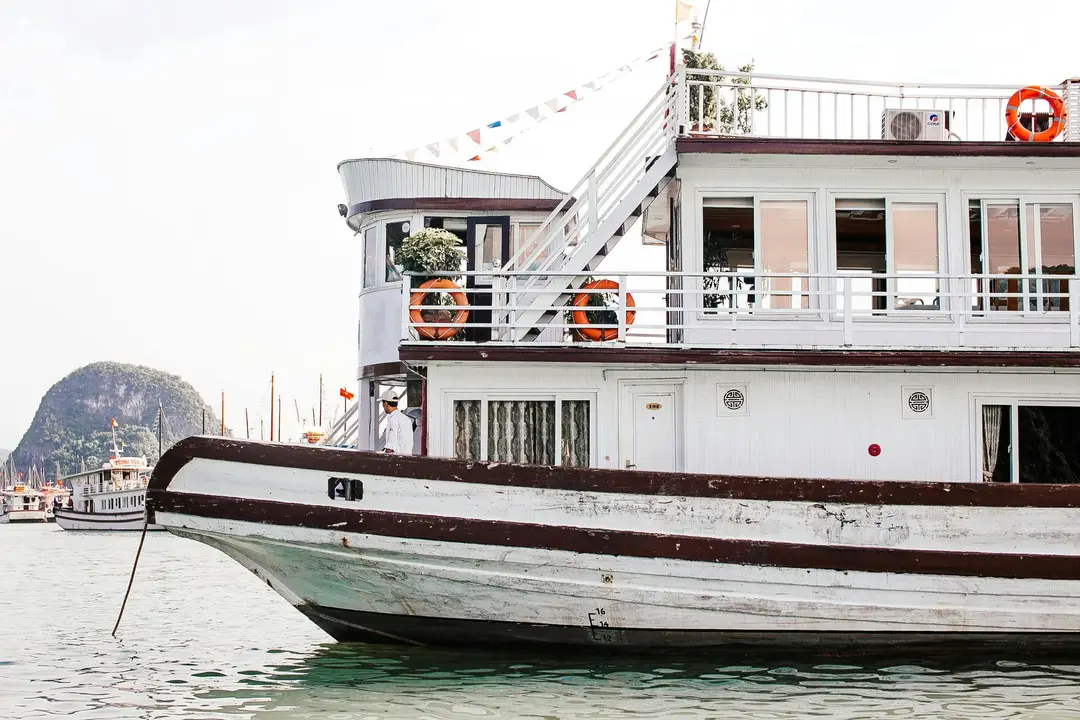 Voyage en Asie — croisière sur le Mékong à bord d’une jonque traditionnelle au Vietnam entre paysages fluviaux et villages locaux