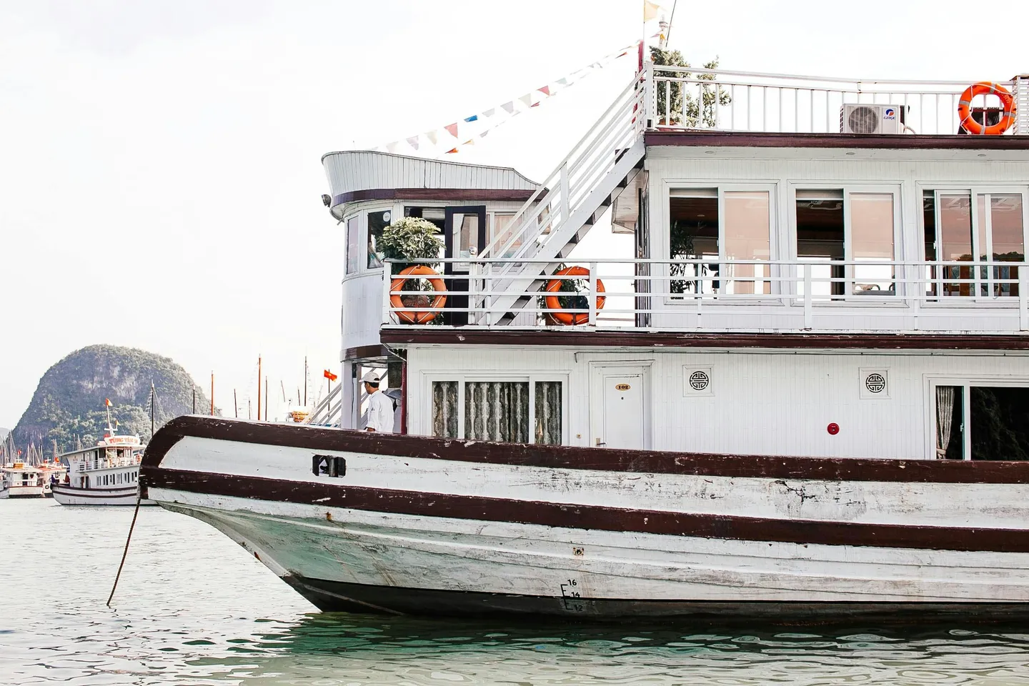 Voyage en Asie — croisière sur le Mékong à bord d’une jonque traditionnelle au Vietnam entre paysages fluviaux et villages locaux