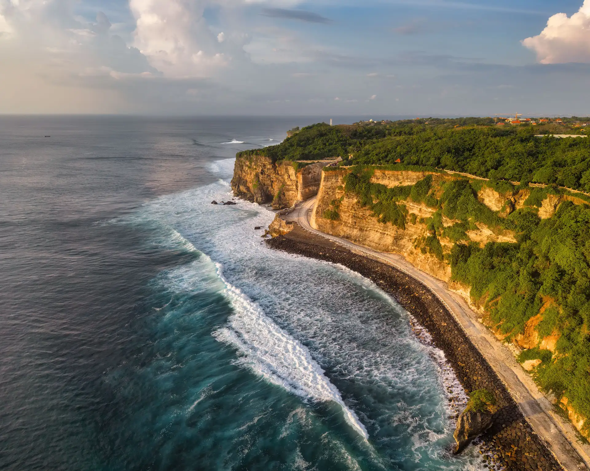 Vue aérienne des falaises d'Uluwatu surplombant l'océan Indien à Bali