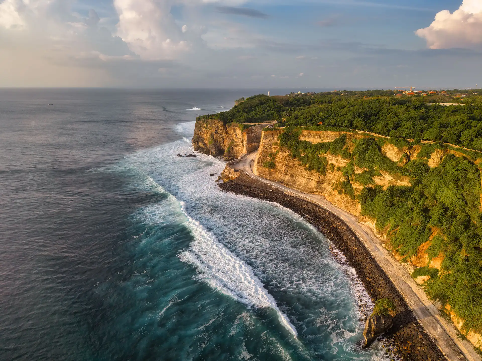 Vue aérienne des falaises d'Uluwatu surplombant l'océan Indien à Bali