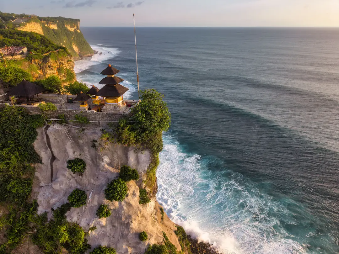 Le temple Pura Luhur Uluwatu perché au sommet d'une falaise surplombant l'océan à Bali