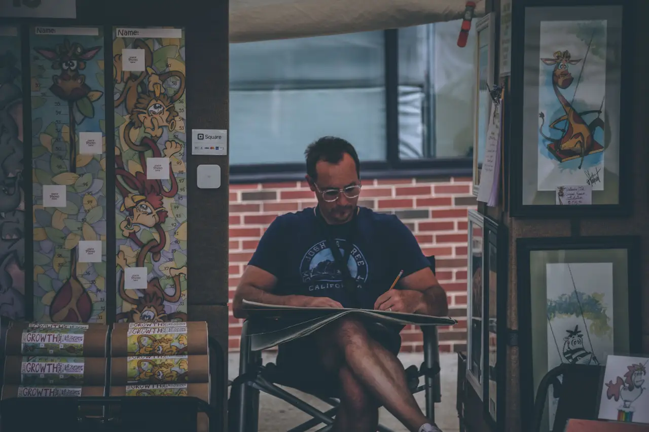 Artiste travaillant dans son atelier entouré de tableaux encadrés et de dessins à Philadelphie