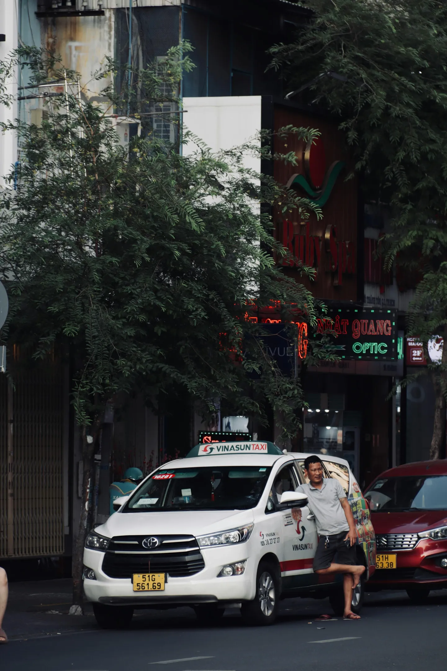 Voyage au Vietnam — taxi local Vinasun dans une rue de Ho Chi Minh-Ville, exemple de transport urbain vietnamien