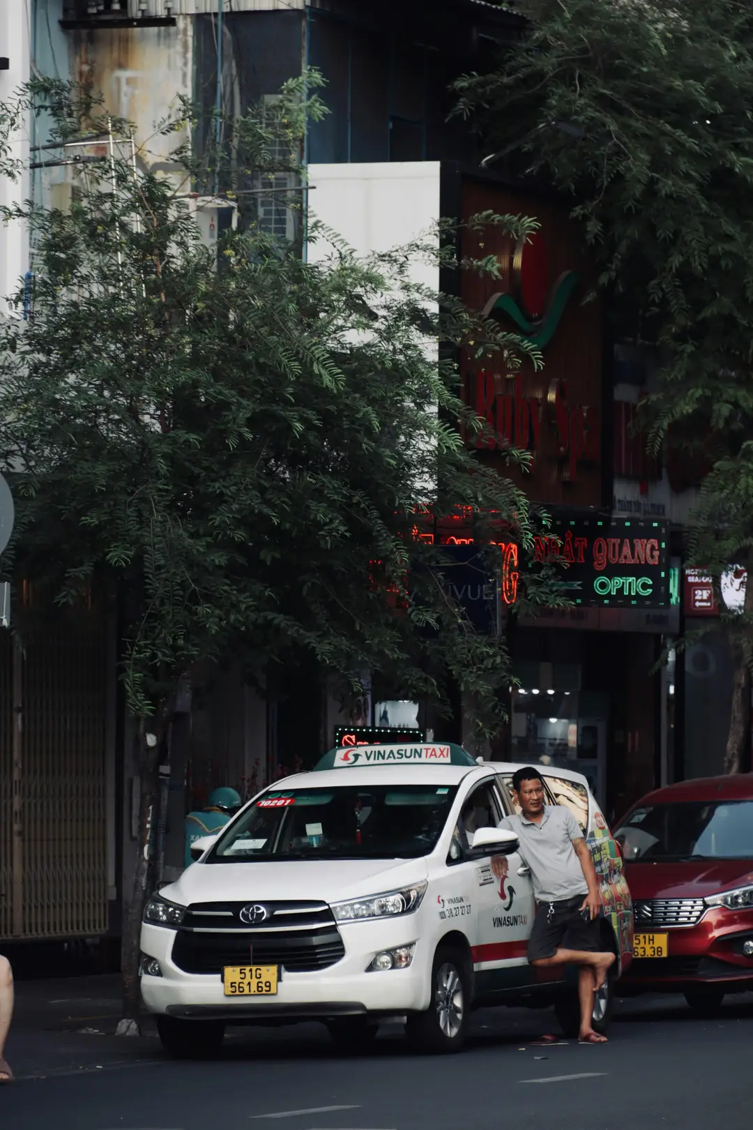 Voyage au Vietnam — taxi local Vinasun dans une rue de Ho Chi Minh-Ville, exemple de transport urbain vietnamien