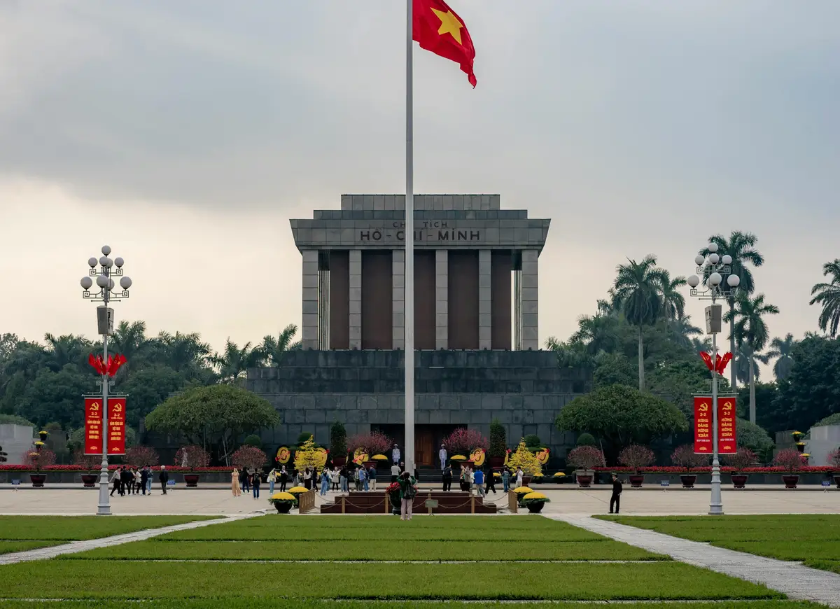 Voyage au Vietnam — Vue du Mausolée de Hô Chi Minh à Hanoï avec drapeau national et grande place ouverte.