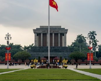 Voyage au Vietnam — Vue du Mausolée de Hô Chi Minh à Hanoï avec drapeau national et grande place ouverte.