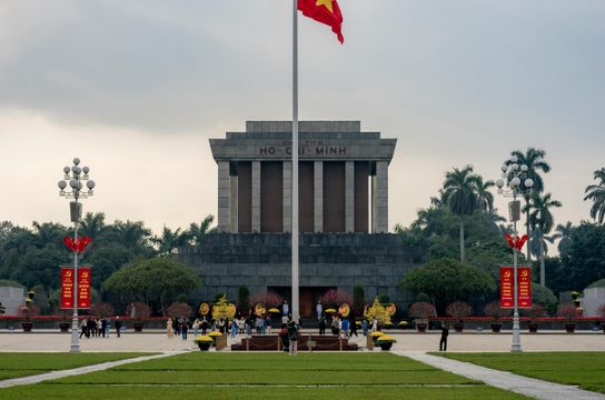 Voyage au Vietnam — Vue du Mausolée de Hô Chi Minh à Hanoï avec drapeau national et grande place ouverte.