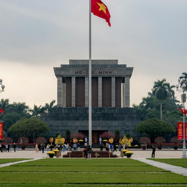Voyage au Vietnam — Vue du Mausolée de Hô Chi Minh à Hanoï avec drapeau national et grande place ouverte.