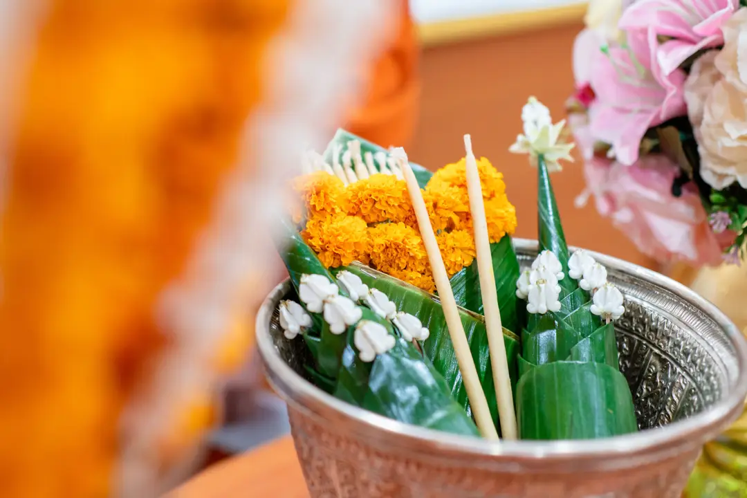 Offrandes déposées dans un temple au Laos