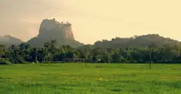 Vue en contre-plongée des rails de chemin de fer menant vers la Lotus Tower au coucher du soleil à Colombo, Sri Lanka.