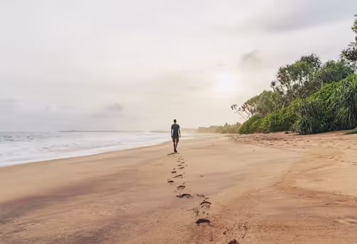 Voyage au Sri Lanka - Homme marchant sur la plage
