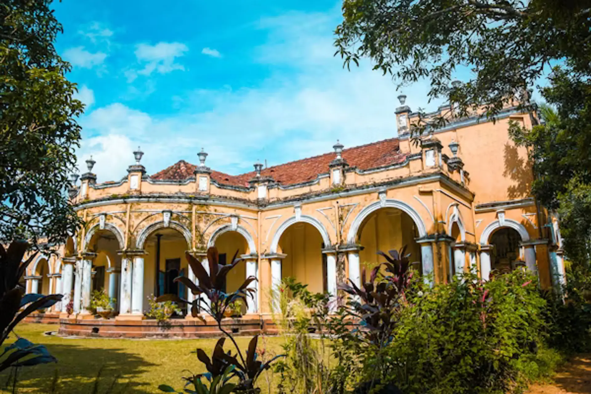 Voyage au Sri Lanka — Façade d'une maison de maître coloniale transformée en hôtel de charme nichée dans la verdure.