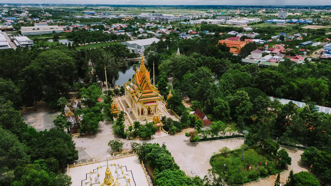 photo aérienne du temple Wat Phnom dans un paysage verdoyant de Phnom Penh
