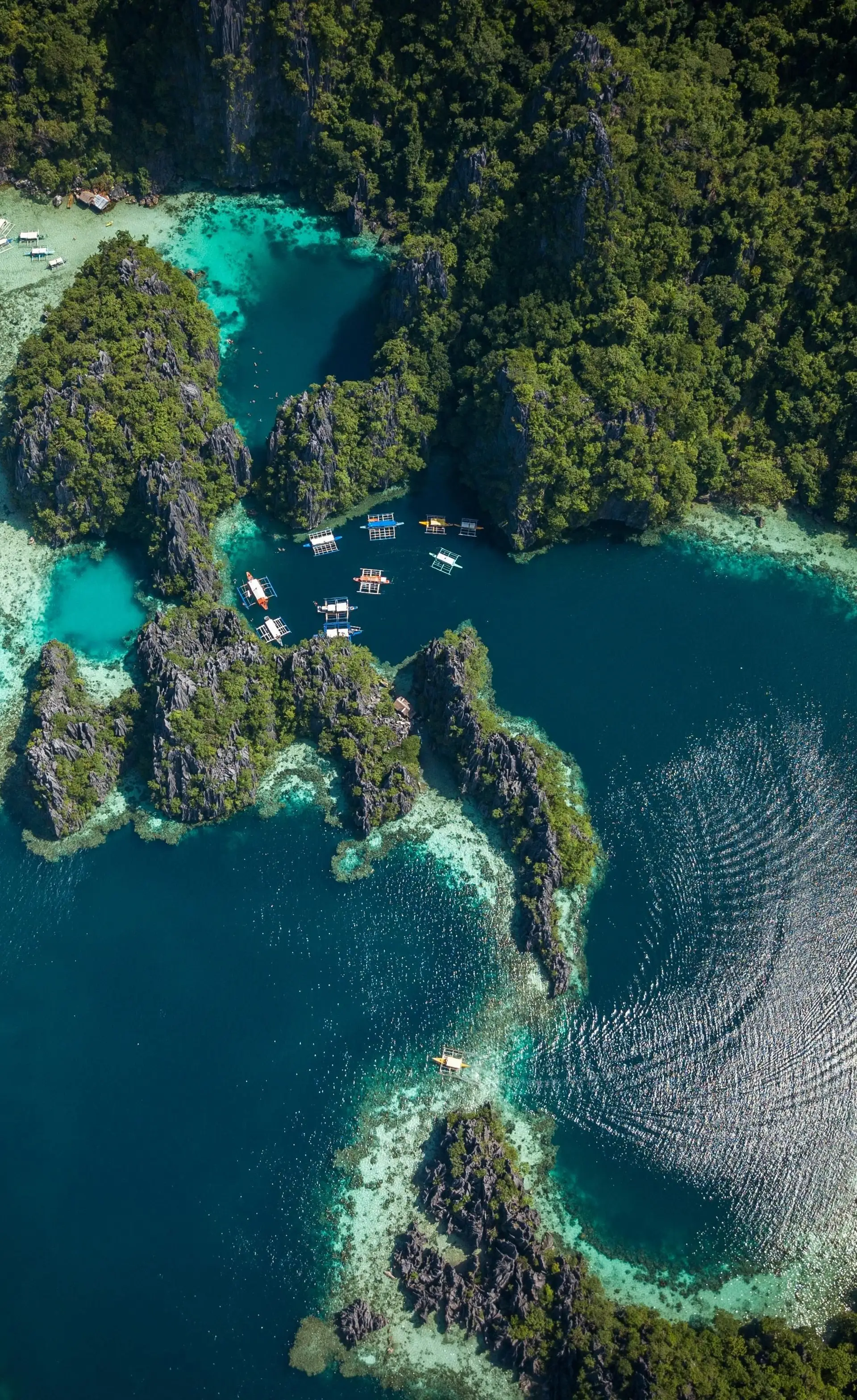 Travel in the Philippines — Stunning aerial view of Coron’s turquoise lagoons and steep limestone cliffs covered in dense, lush tropical forest in Palawan.